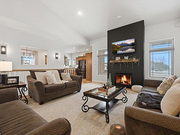 3rd image of 513 Aspen Dr