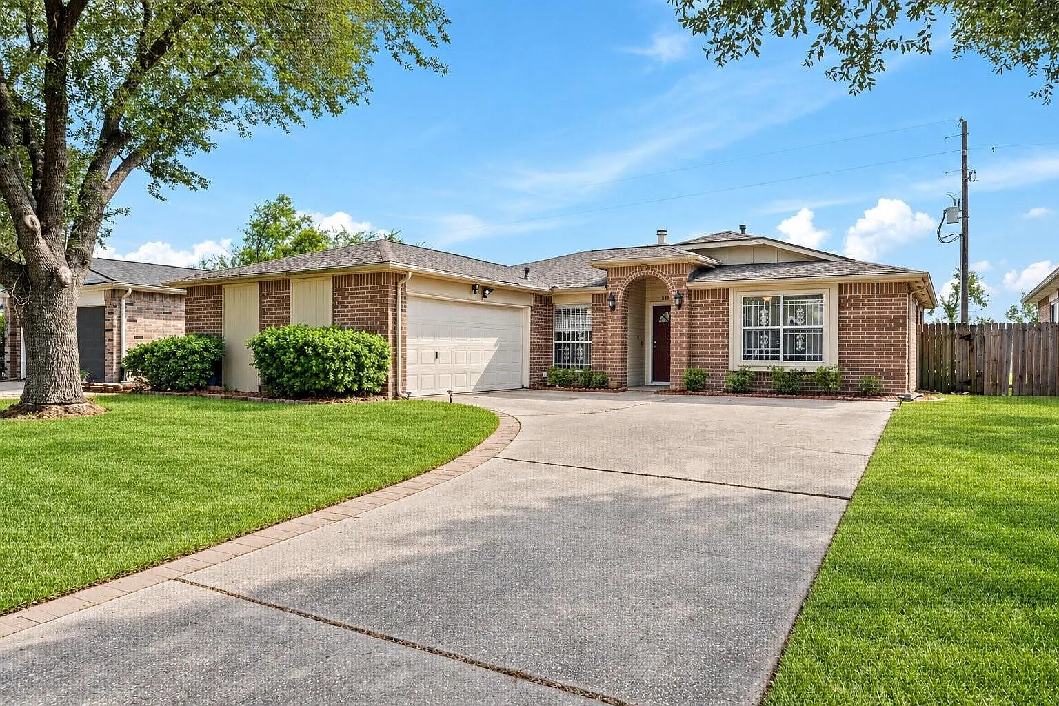 4 bed, 2.0 bath, 1688 sqft, $2,000 — Photo 1
