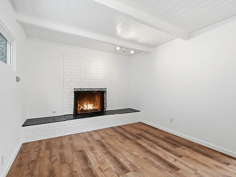 1326 Gates Ave — Photo 7
