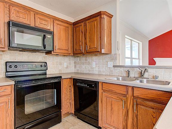 4th image of 817 Greenview Ct
