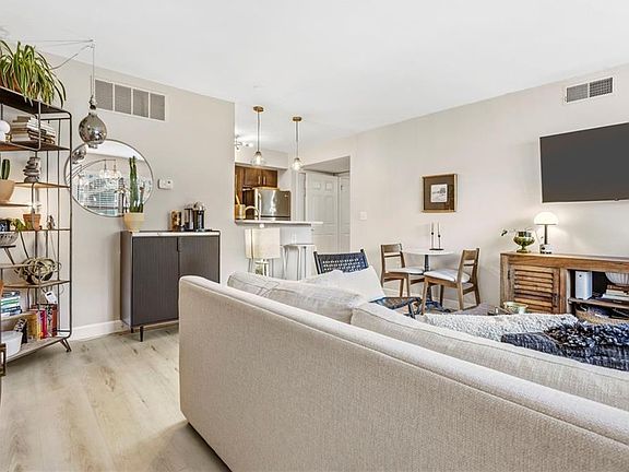 4th image of 425 W 9th St APT 103