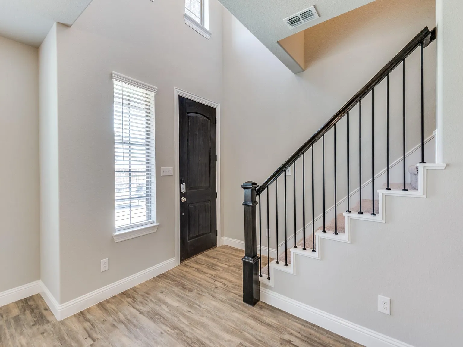1036 Foxglove Dr — Photo 3