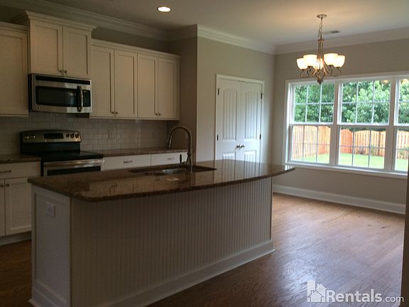 5th image of 104 Moss Wood Cir