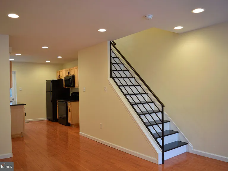 2132 Sigel St — Photo 4