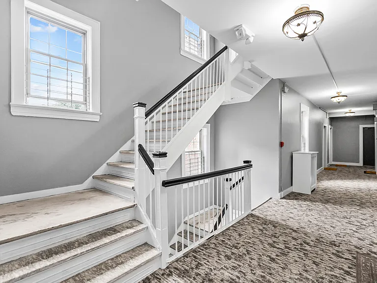 625 Elm St. Apartments — Photo 17