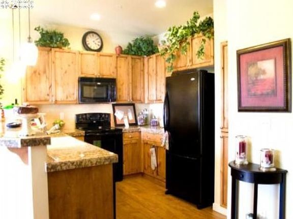 Kitchen w/breakfast bar