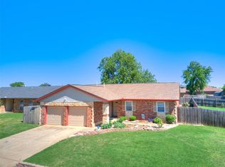 909 SE 9th St, Moore, OK 73160