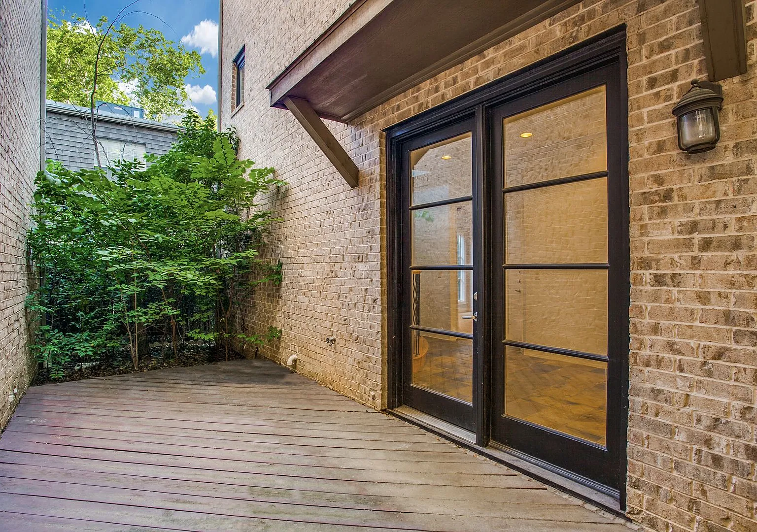 Luxury 3-Bedroom Townhome in Oak Lawn 3805 Holland Ave, Dallas, TX 75219 — Photo 2