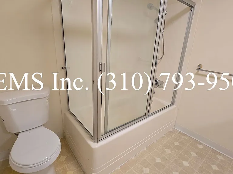 15025 Archwood St — Photo 14