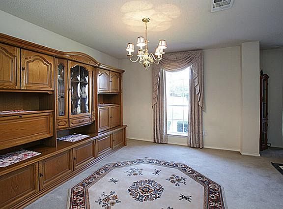 3rd image of 2910 Country Cir