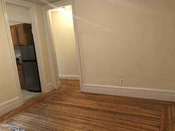 4th image of 33 Bank St APT 1