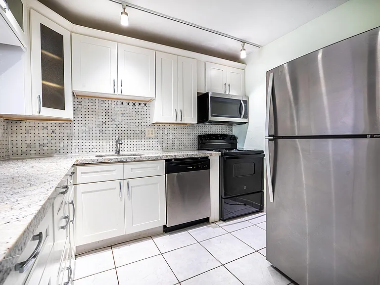 2200 E Hallandale Beach Blvd #202 — Photo 13