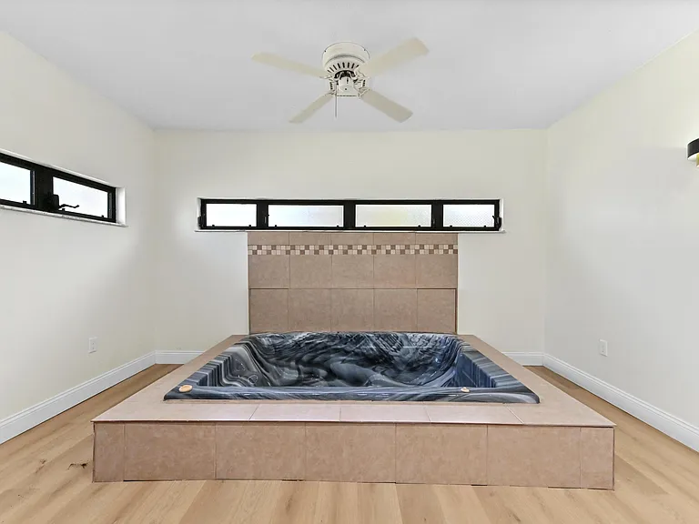 571 SE Anchor Ln — Photo 18