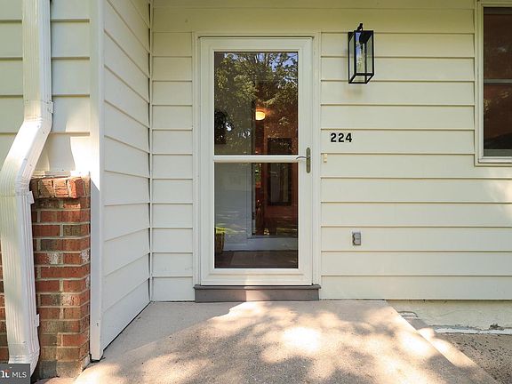 3rd image of 224 Oakley Dr