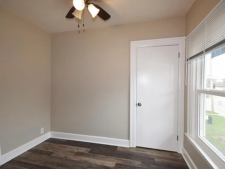 359 W Saint Charles Rd #B — Photo 8