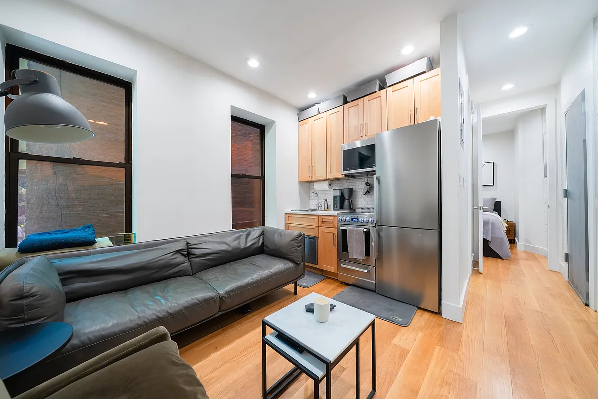 Building Photo - 128 W 13th St #5
