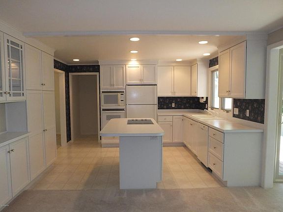 4th image of 850 Knollcrest Ave