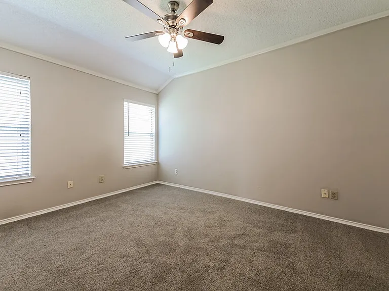 2524 Park Valley Dr — Photo 10