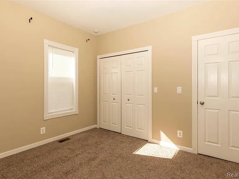 118 S Laurel St — Photo 14