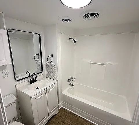 5th image of 1877 Montgomery Ave #1