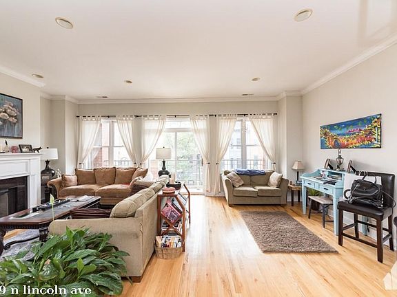 2nd image of 3059 N Lincoln Ave #1026
