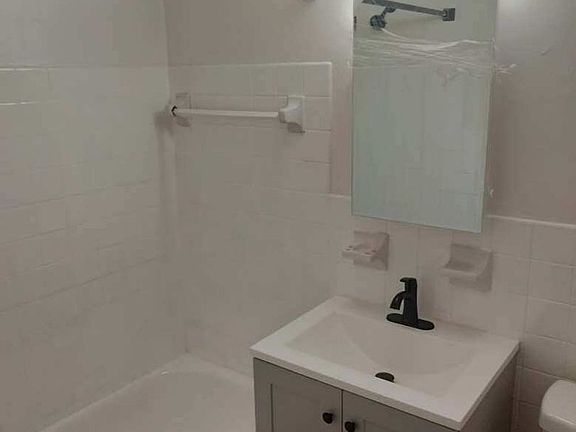 4th image of 17029-33 Madison Ave #103