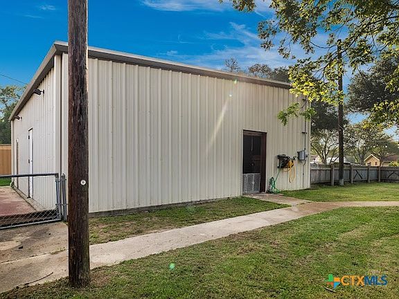 3rd image of 906 Mead Rd