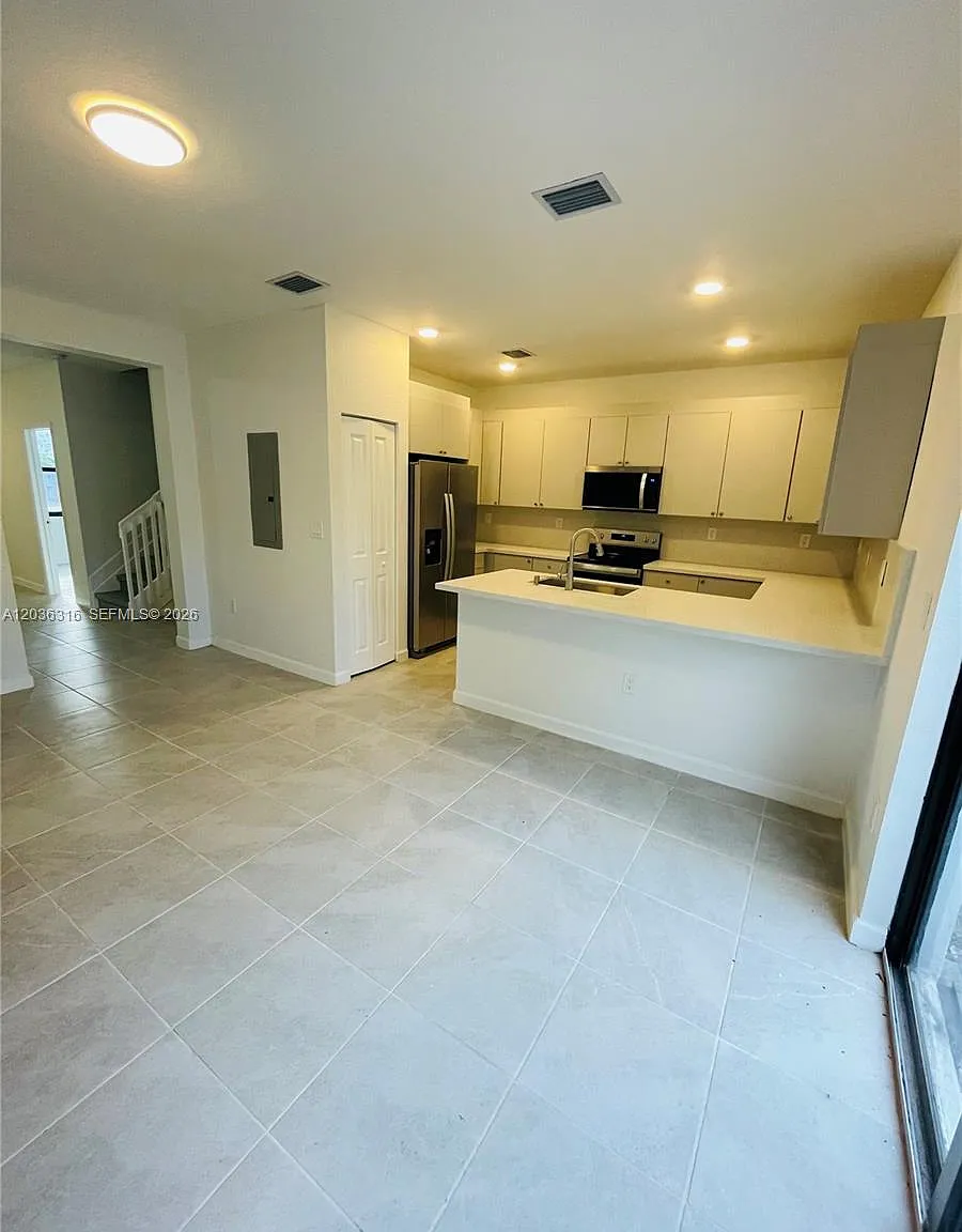 4 bed, 2.5 bath, 1612 sqft, $3,300 — Photo 1