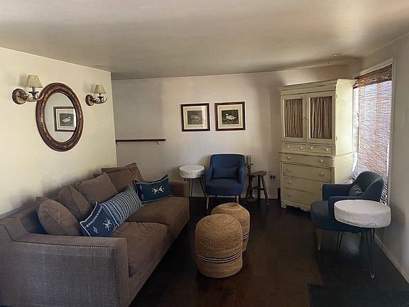 Cozy Livingroom with 1000 sqft AC unit and 32" TV