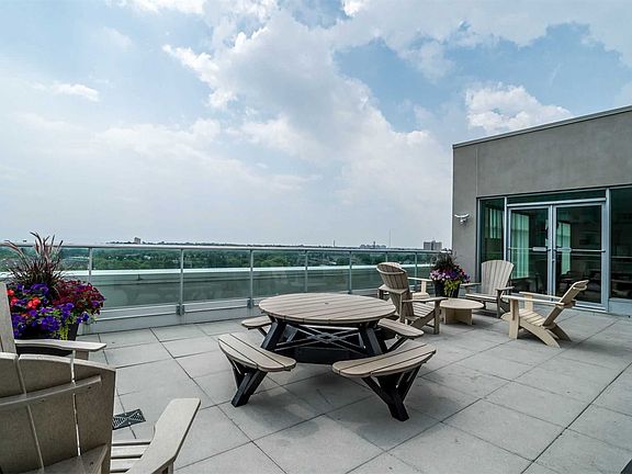 5th image of 200 Manitoba St #424