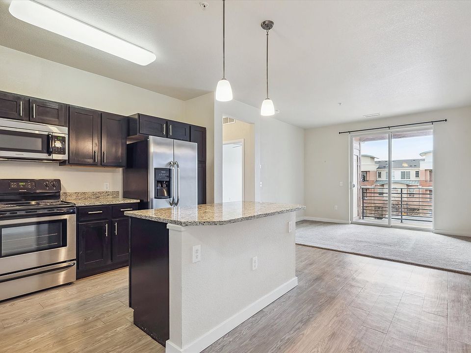 Open floor plan - kitchen, dining area, family room