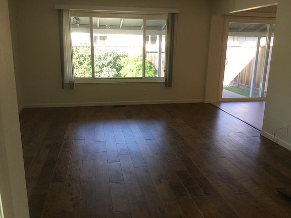 5th image of 2433 Lincoln Ave