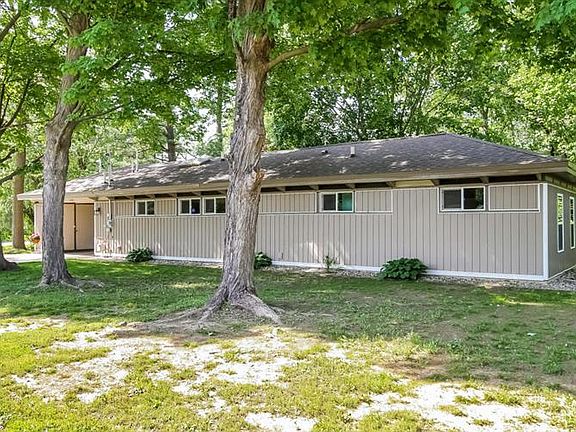 3rd image of 3789 Yellowstone Dr SW