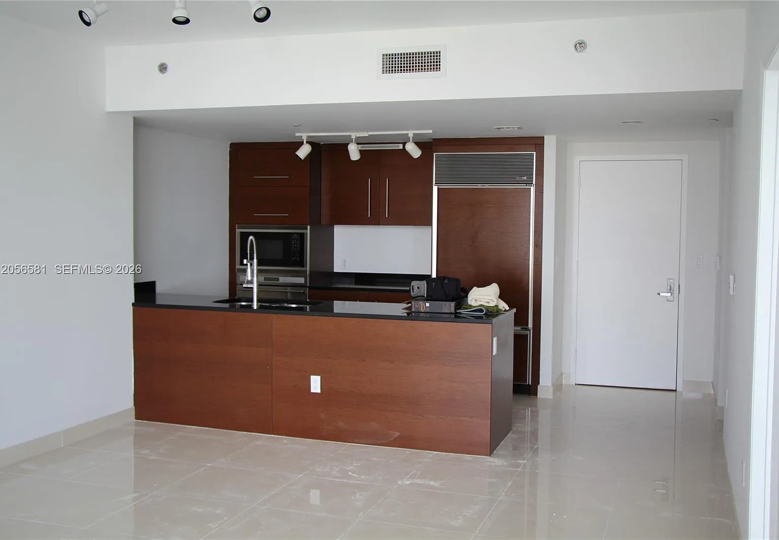 1 bed, 825 sqft, $3,295 — Photo 2