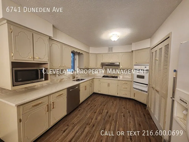 Updated 4 bedroom home in the heart of Solon — Photo 2