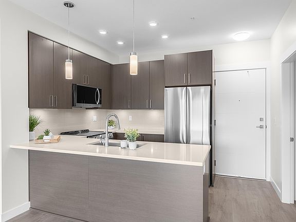 2nd image of 33886 Pine St #304