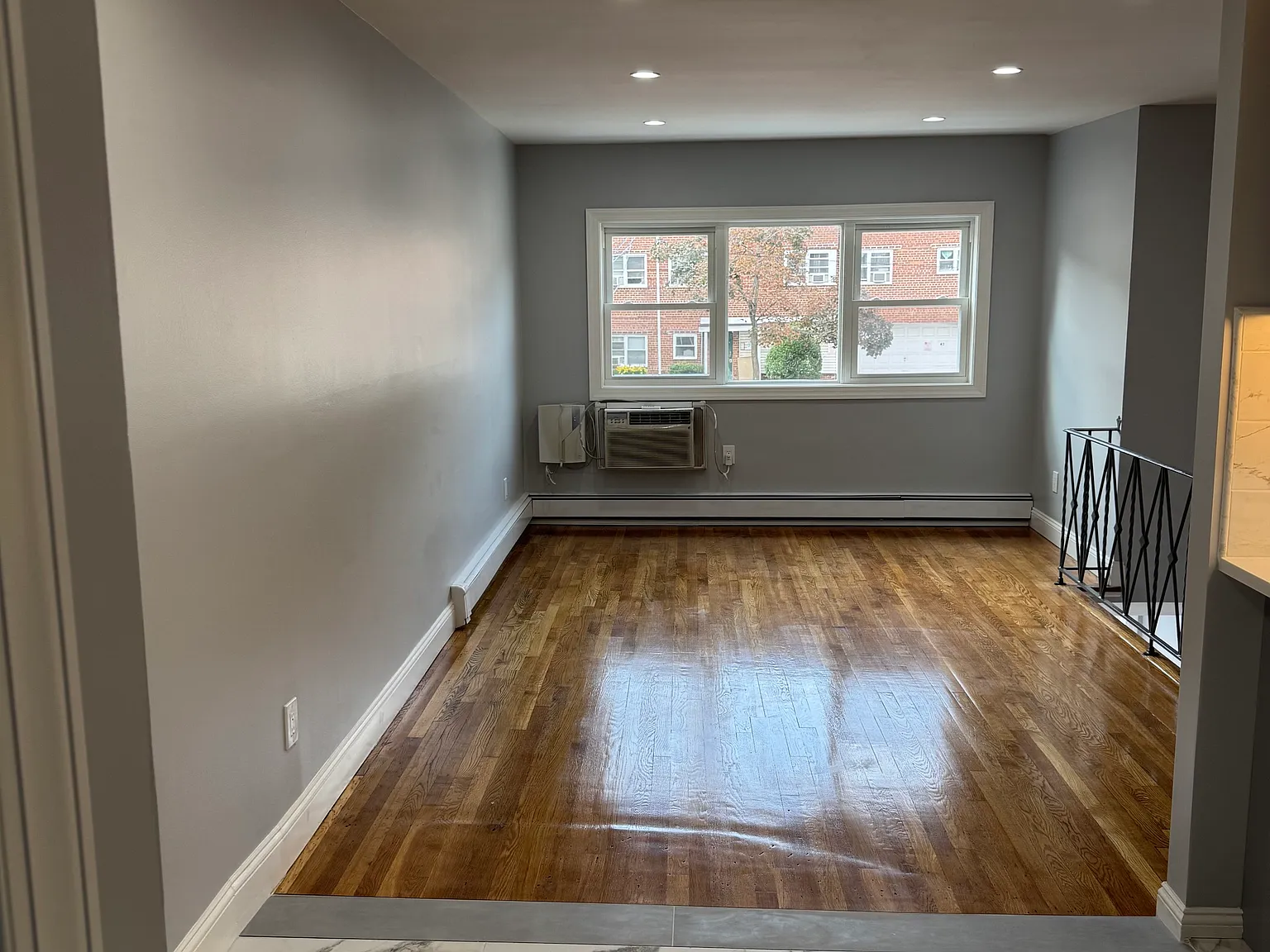3 bed, 1000 sqft, $3,500 — Photo 2