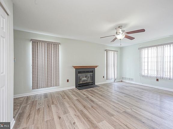 4th image of 323 Whittier Ct