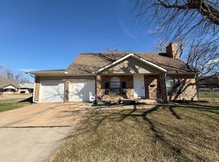 1064 NW 7th St, Moore, OK 73160