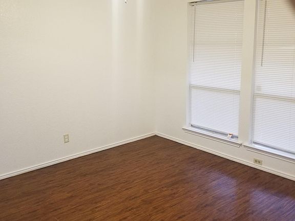 3rd image of 27 Shady Valley Ct