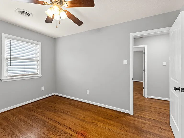 104 N Oak Ave — Photo 9