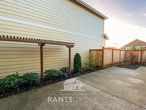 5th image of 9027 Eleanor Dr SE