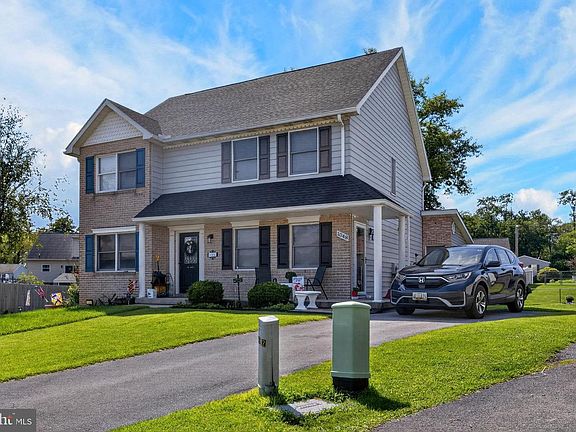 2nd image of 1048 Hampton Cir