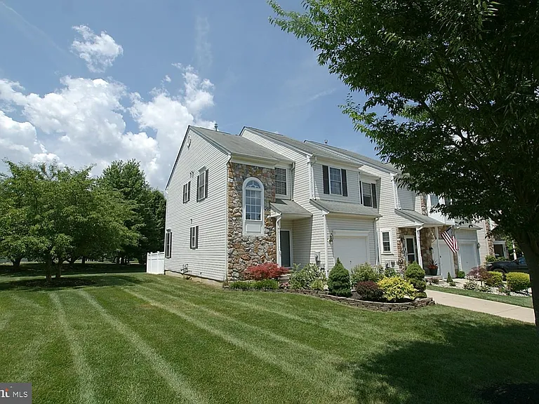 33 Farmington Ct — Photo 3
