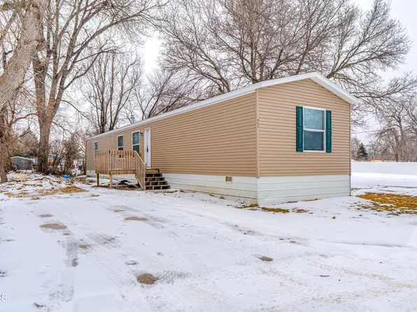 403 E Prairie Ln, Mandan, ND 58554