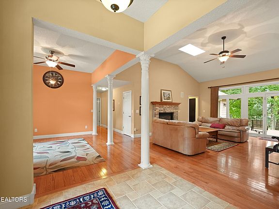 4th image of 18 Mountain View Cir