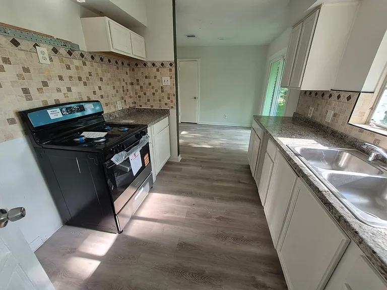 10221 Bretton Dr — Photo 7