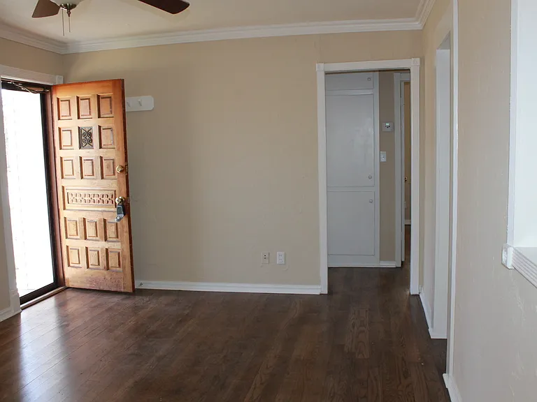 207 E Rickenbacker Dr — Photo 5