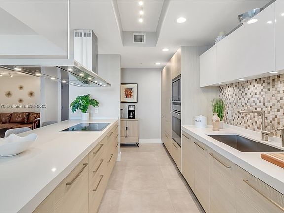 2nd image of 17301 Biscayne Blvd APT 1206