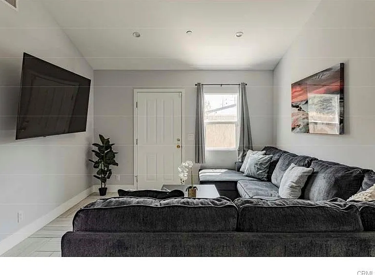 712 N Fuller Ave — Photo 2